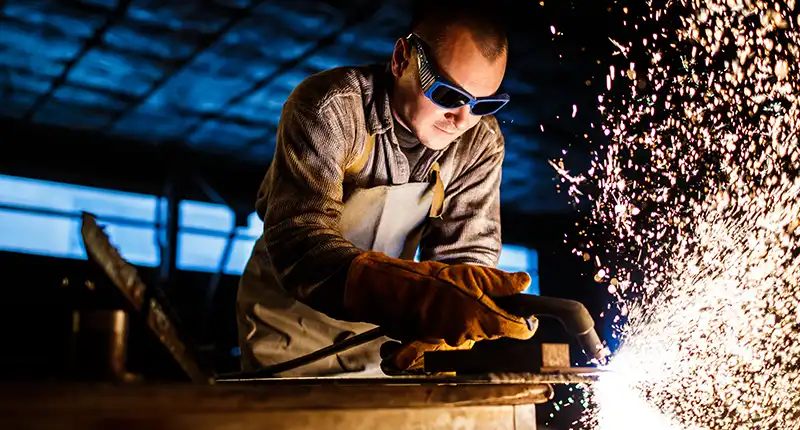 Skilled technician operating milling machine in Dubai workshop